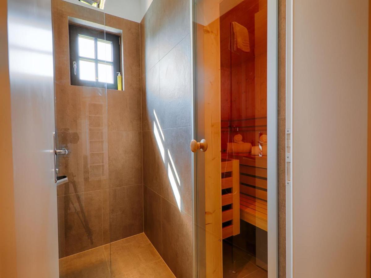 Reetland Am Meer - Luxus Reetdachvilla Mit 3 Schlafzimmern, Sauna Und Kamin F18 Dranske Bagian luar foto