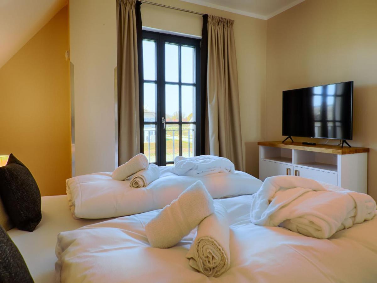 Reetland Am Meer - Luxus Reetdachvilla Mit 3 Schlafzimmern, Sauna Und Kamin F18 Dranske Bagian luar foto